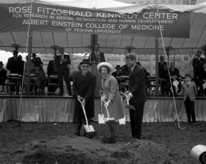 Rose Kennedy, Samuel Belkin, presidente da Universidade Yeshiva, e o senador Robert Kennedy jogam terra na inauguração das obras de um centro de cuidados neurológicos em Nova York, em 2 de maio de 1966.