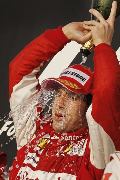 Fernando Alonso, con el trofeo de ganador del Gran Premio de Bahrein.