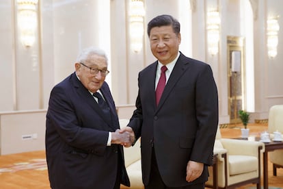 Chinese President Xi Jinping, right, shakes hands with former U.S. Secretary of State Henry Kissinger at the Great Hall of the People in Beijing, China, Thursday, Nov. 8, 2018.