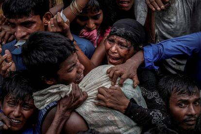 Refugiados rohinyás luchan por la ayuda en un campamento en Cox's Bazar (Bangladés), el 24 de septiembre de 2017.