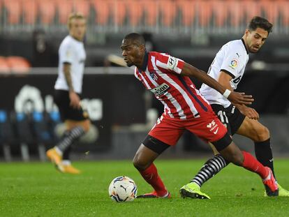 Geoffrey Kondogbia trata de marcharse de Rubén Sobrino durante el Atlético-Valencia (3-1) disputado en el Wanda Metropolitano el pasado 24 de enero.