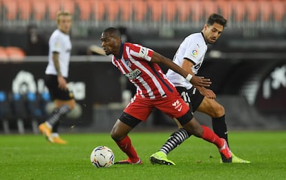 Geoffrey Kondogbia trata de marcharse de Rubén Sobrino durante el Atlético-Valencia (3-1) disputado en el Wanda Metropolitano el pasado 24 de enero.