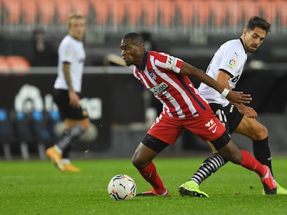 Geoffrey Kondogbia trata de marcharse de Rubén Sobrino durante el Atlético-Valencia (3-1) disputado en el Wanda Metropolitano el pasado 24 de enero.