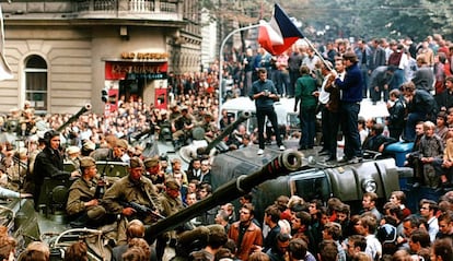 Soldados soviéticos tratan de llegar a la sede de la radio checoslovaca en Praga en agosto de 1968.