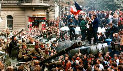 Soldados soviéticos tratan de llegar a la sede de la radio checoslovaca en Praga en agosto de 1968.