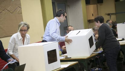 Urnes de cartró en la consulta del 9-N.