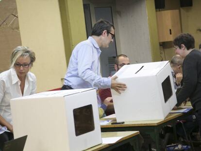 Urnes de cartró en la consulta del 9-N.