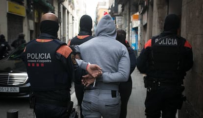 Los Mossos detienen a un sospechoso en la macroperación contra narcopisos.