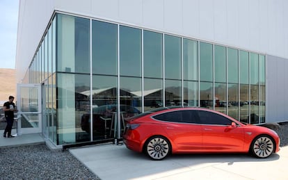 Un prototipo del Model 3 de Tesla en su fábrica de baterías de Nevada.