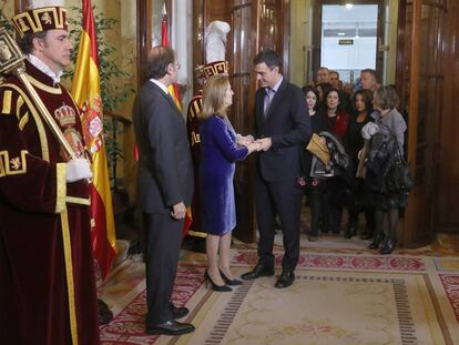 Ana Pastor, presidenta del Congreso, y Pío García-Escudero, presidente del Senado, saludan al secretario General del PSOE, Pedro Sánchez, en la fiesta de la Constitución.
