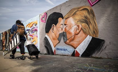 Pintada en Berlín con Trump y Xi Jinping.
