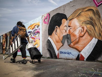 Pintada en Berlín con Trump y Xi Jinping.