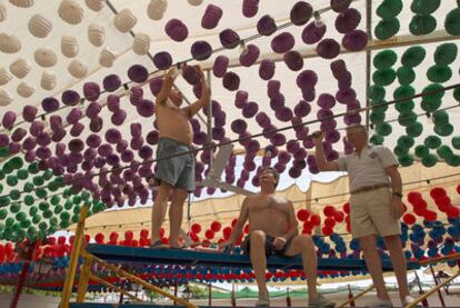 Preparativos en una de las casetas del recinto ferial Cortijo de Torres.