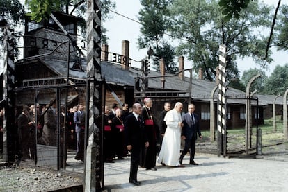 El papa Juan Pablo II atraviesa las puertas de Auschwitz el 6 de julio de 1979 para ver la celda en la que murió el sacerdote Maximilian Kolbe, que se sacrificó por otro hombre.