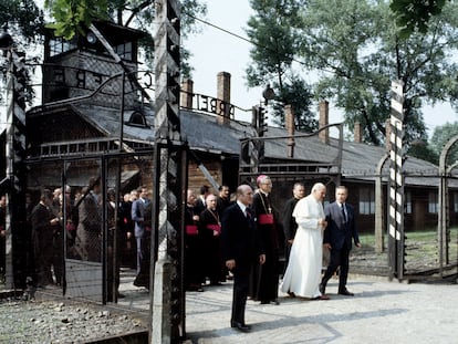 El papa Juan Pablo II atraviesa las puertas de Auschwitz el 6 de julio de 1979 para ver la celda en la que murió el sacerdote Maximilian Kolbe, que se sacrificó por otro hombre.