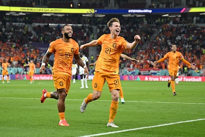 Frenkie De Jong, junto a su compañero Memphis Depay, celebrando el segundo gol de Países Bajos frente a Senegal.