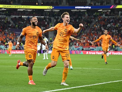 Frenkie De Jong, junto a su compañero Memphis Depay, celebrando el segundo gol de Países Bajos frente a Senegal.