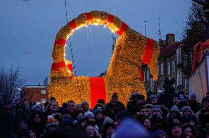 La icónica cabra de paja (13 metros de alto, 7 de largo y tres toneladas de peso) que se levanta cada invierno en Gavle, al norte de Estocolmo, cumple 50 años y la ciudad sueca lo celebró por todo lo alto el pasado 27 de noviembre con una gran fiesta en la plaza del Castillo. Pero la fiesta continúa con espectáculos de teatro callejero, bufones y magos en la plaza del Ayuntamiento, la popular carrera de adviento, cine al aire libre y, por supuesto, el tradicional mercadillo de Berggrenska Garden.