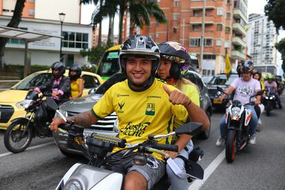 Aficionados del Atlético Bucaramanga se dirigen al Estadio Alfonso López.