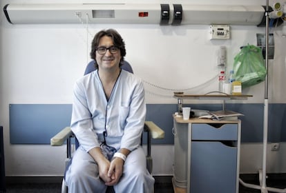 ADIÓS A LA DIÁLISIS. Llevaba un año y ocho meses en lista de espera. Antonio, receptor de un riñón el día 20 de febrero, en el hospital Puerta de Hierro de Madrid.