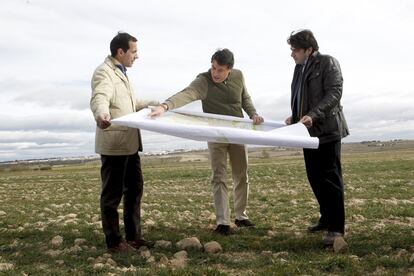 El expresidente de la Comunidad de Madrid, Ignacio Goanzález, acompañado por Salvador Victoria (izda.) y el alcalde de Alcorcón, David Pérez (dcha.), observa un mapa en los terrenos de Alcorcón donde se iba a construir Eurovegas, el 9 de febrero de 2013.