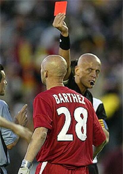 El gran árbitro italiano Pierluigi Collina enseña el camino de los vestuarios a Fabien Barthez después del penalti que el veterano portero francés hizo sobre Mista en el último minuto de la primera parte. El árbitro estuvo bien en la final, aunque a los aficionados marselleses no les gustó nada, es lógico.