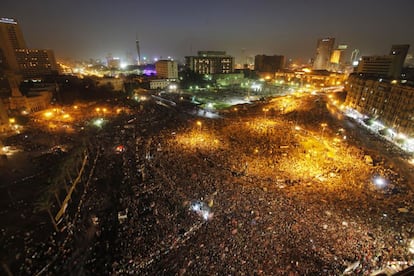 Miles de personas se concentran en la plaza de la Liberacin convocados por los Hermanos Musulmanes para protestar contra la junta militar que rige el pas desde la marcha de Mubarak.