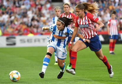 Marta Cardona disputa un balón a Laia Aleixandri.