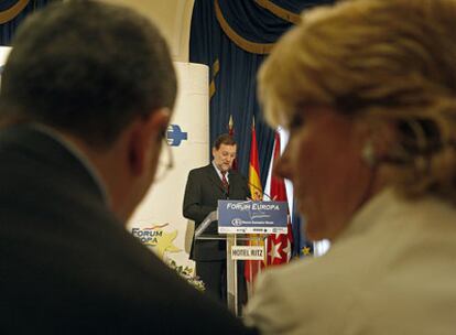 Alberto Ruiz-Gallardón y Esperanza Aguirre, durante un acto celebrado ayer en el Fórum Europa. Al fondo, Mariano Rajoy.