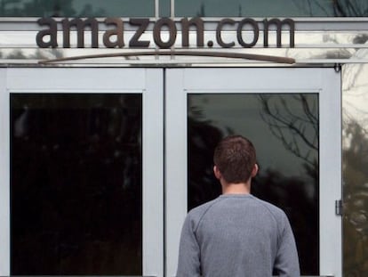 Un empleado entrando en las oficinas de Amazon