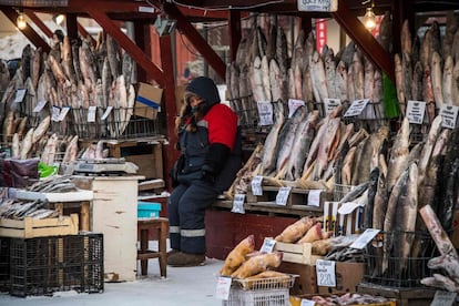 Un vendedor de pescado en un mercado de agricultores en la ciudad de Yakutsk, en el este de Siberia.