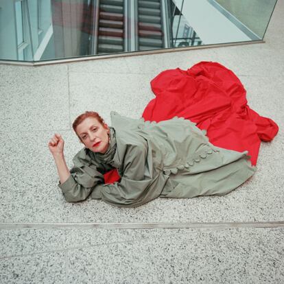 In Sirena In Valida: En los Teatros del Canal, la artista protagoniza esta sesión de fotos. Ella se encarga de poner título y texto a cada una de las imágenes.
«Esta foto es la que más me gusta. Me parece la más extraña de todas. Un vestido sublime, rojo y exuberante, de The 2nd Skin Co. que además de estar medio oculto, está en el suelo, el lugar más expresivo de la danza contemporánea.
Y envuelto en casaca de Stella McCartney. Todo ello necesario para volver a hablar de las sirenas que tanto me interesan. Tengo varios títulos con ellas. Esta es una sirena sin cola, amputada». (MCCARTNEY, vestido de THE 2ND SKIN CO y pendiente con forma
de tiburón de
ACNE STUDIOS)