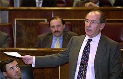 Rodrigo Rato responde al diputado socialista Jordi Sevilla durante la sesión parlamentaria de ayer.