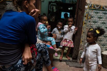 No todo el mundo tiene suerte después de un derrumbamiento. En el húmedo patio de un albergue del centro, la familia Alrevez cuenta que llevan dos años viviendo con sus cuatro hijos en una habitación de nueve metros cuadrados. Los pequeños duermen en el suelo, mientras que la pareja lo hace en un altillo. En el albergue hay familias que llevan más de 13 años esperando una vivienda.