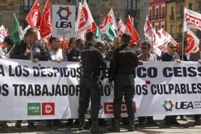 Varios efectivos de la polic&iacute;a ante una manifestaci&oacute;n por Le&oacute;n para rechazar los despidos que planea el Banco Ceiss.