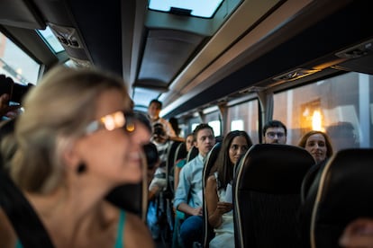 Díaz, camino de un mitin de Sumar. En el mismo autobús, el diputado de Más País Íñigo Errejón.