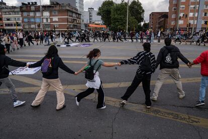 Estudiantes de la Universidad Nacional hacen una ronda y cantan 'Juguemos en el bosque', este viernes.