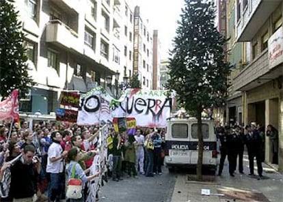 <B>OVIEDO</B>. Los estudiantes también han marchado en la capital asturiana y uno de sus destinos ha sido la sede del Partido Popular, protegida por cuatro furgones de la Policía Nacional y que ha sido objeto de lanzamiento de huevos. También ha habido concentraciones frente a la plaza del Ayuntamiento.