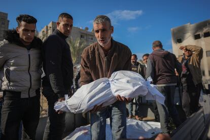 Un hombre con el cadáver de su sobrino de 18 meses, este jueves en Jan Yunis, en el sur de la franja de Gaza.