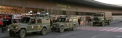 Varios vehículos de la Unidad Militar de Emergencias (UME) permanece en situación de pre-alerta en el aeropuerto de Barajas