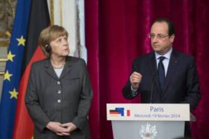La canciller alemana, Angela Merkel (i), y el presidente francés, François Hollande (d), comparecen en una rueda de prensa junto al presidente de la Mesa Redonda Europea de Industriales, Leif Johansson y al presidente de la Comisión Europea, José Manuel Durao Barroso (no visibles en la foto) tras la reunión que mantuvieron en el palacio del Elíseo en París, Francia.