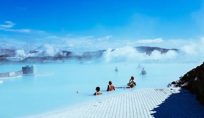 Bañistas en la famosa Laguna Azul, a unos 40 kilómetros de Reikiavik (Islandia).