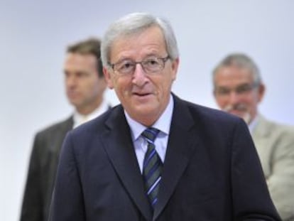 Jean-Claude Juncker deposita su voto.