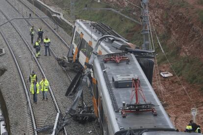Protección Civil informa que viajaban en el tren un total de 133 personas, 83 de las cuales han resultado ilesas. Uno de los heridos es el conductor del tren y no quedó ningún pasajero atrapado en los vagones.