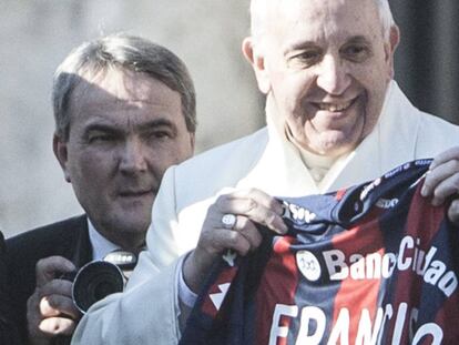 El papa Francisco, con la camiseta de San Lorenzo