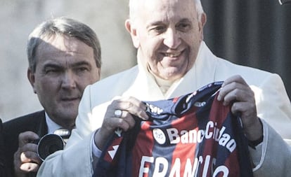 El papa Francisco, con la camiseta de San Lorenzo