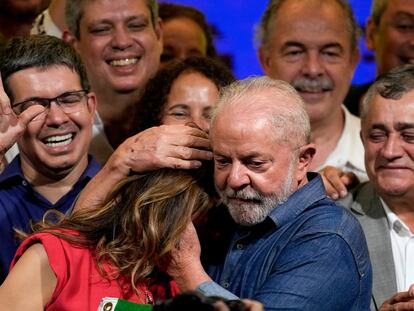 Lula abraza a su mujer durante la celebración de su triunfo.