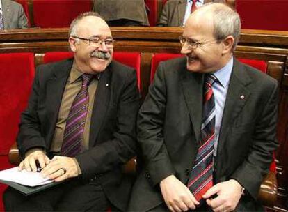 El presidente de la Generalitat, José Montilla, a la derecha, con el líder de ERC, Josep Lluís Carod.