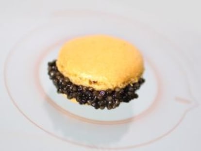 'Macaron' de maní relleno de crema de morcilla de sangre de esturión y caviar.