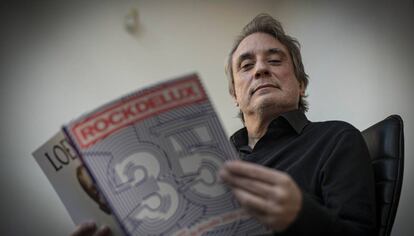 Santi Carrillo, director de la revista 'Rockdelux', el pasado noviembre con el número especial de la revista del 35 aniversario.